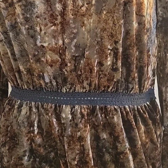 MYSTREE Floral Crushed Velvet Lace Trim Peplum Blouse - Picture 3 of 12